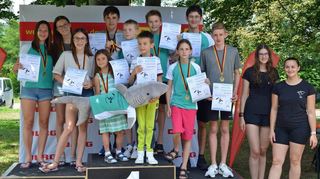 Vereinsmeisterschaften bei der DLRG Weikersheim: Unser Bild zeigt Heidi Pflüger, Annalena Grabow, Jule Gärtner, Johann Stuka, Sara Henn, Luca Kaiser, Frederik Richter, Jonas Grabwo, Madaya Rimmasch, Moritz Friedel, Theo Dietzel, Elisabeth Kuhn (stellvertretende Jugendleiterin) und Isabelle Rolle (Leiterin Schwimmen, Retten und Sport).