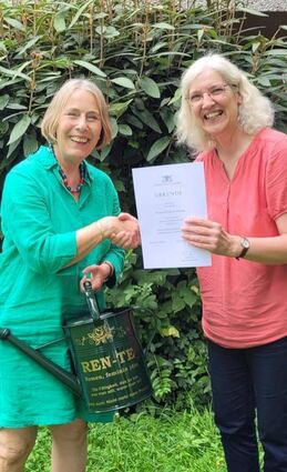 Elisabeth Dohany (links) erhielt von Claudia Röckel die offizielle Urkunde zur Versetzung in den Ruhestand.