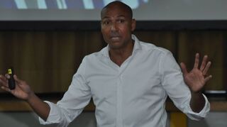 Edgar Itt beim Vortrag in der Grünsfeler Stadthalle.