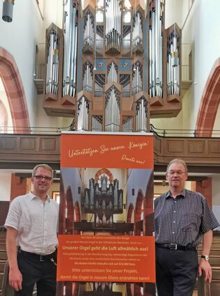 Der scheidende Bezirkskantor Carsten Wiedemann-Hohl (links) und der zukünftige Bezirkskantor, Prof. Carsten Klomp, haben sich für eine umfängliche Renovierung der Orgel eingesetzt und mit ihren Konzerten bereits erste Spenden gesammelt.