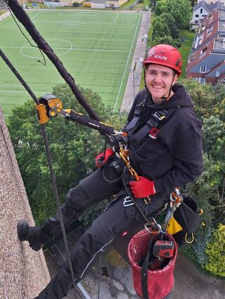 Prüfauftrag an einem Wohnhaus in Bergisch-Gladbach: Das Kölner Seil Kommando (KSK) klopft die Fassade nach brüchigen Stellen ab und dokumentiert den Zustand.