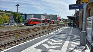 Der Bahnsteig an Gleis 1 im Bahnhof Bad Mergentheim ist fertig saniert. Die lange Bauphase ist zu Ende.