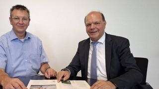 Wolfgang Herz (rechts) mit seinem Kollegen Alexander Scherer, Fachkoordinator Kundenberatung, im Gespräch.