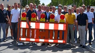 Das Megaprojekt „Sanierung der Becksteiner Straße“ ist beendet. Die offizielle Freigabe erfolgte am Dienstag durch Bürgermeister Dr. Lukas Braun (vorne, links) und Landrat Christoph Schauder (vorne, Mitte) im Beisein von Kreis- und Gemeinderäten sowie Vertretern der am Bau beteiligten Firmen und Behörden.