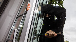 Zwei bisher unbekannte Männer verschafften sich am Dienstagmorgen unberechtigt Zutritt zu einem Hotel in Walldürn. Die Polizei ermittelt. (Symbolbild)