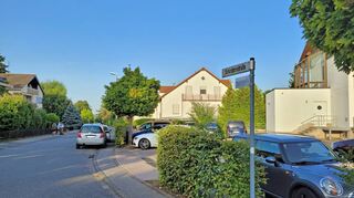 Blick in die Schönbornstraße. Hier soll ein Mann seine Lebensgefährtin massiv geschlagen und getreten haben, hierfür wurde er nun verurteilt.