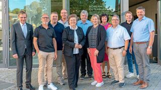 Elf Alt-Gemeinderäte wurden bei der letzten Sitzung des Osterburkener Gremiums verabschiedet. Jürgen Breitinger (rechts) und Martin Brümmer (Dritter von rechts) wurden zudem mit der Ehrennadel und -stele in Gold beziehungsweise Silber ausgezeichnet.
