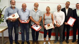 Aus dem Gemeinderat verabschiedete Bürgermeister Uwe Hehn (rechts) folgende Stadträte: (von links) Andreas Heinze, Siegfried Schambortzki, Jürgen Dehner, Rosi Kuhn, Alexander Wild und Frieder Stetter.