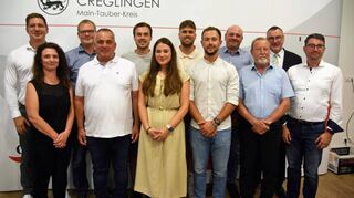 Der Gemeinderat verzeichnet elf neue Mitglieder, hier zusammen mit Bürgermeister Uwe Hehn (Zweiter von rechts).