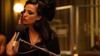 Marisa Abela als Amy Winehouse in einer Szene des Films „Back to Black“. Auch dieser Streifen wird gezeigt.