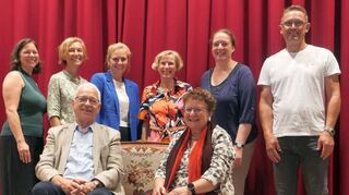 Die verabschiedeten Lehrkräfte (von links): Rademacher, Wedig, Dr. Gernert, Barthel, Götzelmann, Dr. Decker-Heuer, Schulz-Thierbach und Personalrat Filo.