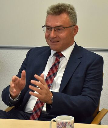 Lieber anpacken und machen als mosern: Landrat Dr. Achim Brötel will auch als Präsident des Deutschen Landkreistages mit den Entscheidungsträgern in einen Dialog treten und etwas bewegen.