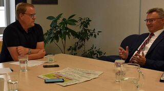 FN-Redakteur Martin Bernhard (von links) und Reporterchef Michael Fürst im Gespräch mit Landrat Dr. Achim Brötel in der Redaktion in Buchen.