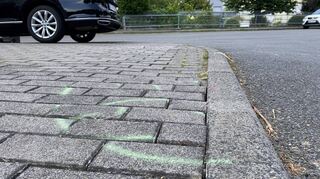 Wie hier in der Bahnhofstraße wurden von der BBV schadhafte Stellen mit Sprühfarbe markiert, die ausgebessert werden sollen. Die BBV macht künftig eine Vorabnahme der Arbeiten, bevor die Gemeindeverwaltung endgültig grünes Licht gibt.