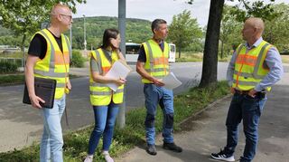 Als Teil der Verkehrsschau waren unter anderem unterwegs (von links): Magnus Popp und Laura Ernst (Verkehrswesen), Jürgen Trautmann (Polizeipräsidium Heilbronn) und Christian Völkel, Fachbereichsleiter Ordnung & Soziales.
