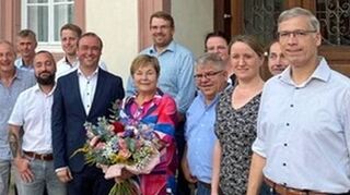Alter und neuer Ortschaftsrat (von links): Christian Gundling, Tamara Roth, Franz Imhof, Michael Schmitt, Marco Model, Thomas Bürckert, neuer OV Andreas Lehr, bisherige OV Claudia Kemmer, Jonas Braun, Jürgen Bamberger (nicht mehr angetreten), Christine Kuhnhäuser, Silvia Stilling, Martin Lang (nicht mehr angetreten) und Karl Kuhn. Es fehlen Peter Schmitt und Thomas Lehr (beide nicht mehr angetreten).