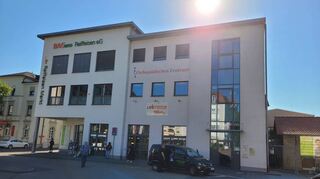 In diesen Räumlichkeiten direkt am Bahnhofsvorplatz war eine der drei Arztpraxen, die im Zuge der Insolvenz des Dienstleisters Medicas abrupt schließen musste. Auf Mietzahlungen wartet der Eigentümer bis heute.