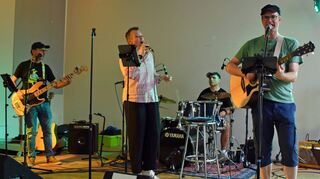 Die Band „Colours“ performte auf der Innenbühne. Durch den offenen Saal brachte die Musik auch die Besucher im Außenbereich zum Tanzen oder Mitwippen.