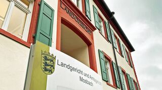 Nach einem Messerangriff in der Flüchtlingsunterkunft in Lauda-Königshofen im Januar, muss sich ein 32-jähriger Asylbewerber seit Freitag vor dem Landgericht Mosbach verantworten.