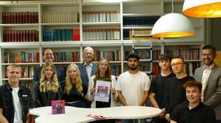 Erfolgreich war eine Schülergruppe des MSG beim europäischen Wettbewerb. Es gratulieren Bürgermeister Dr. Lukas Braun, Schulleiter Dr. Jürgen Gernert und Thomas Fülling von der Sparkasse Tauberfranken.