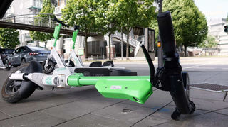 Die Polizei hat in Würzburg zwei betrunkene E-Scooter-Fahrer gestoppt. Sie mussten ihren Weg zu Fuß fortsetzen. (Symbolbild)