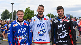 "The boys are back in town": Das Heimtrikot der Adler in der neuen DEL-Saison ist blau, schwarz die Alternative, das Auswärtstrikot ist weiß.