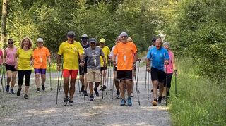 Beim ETSV Lauda steht jeden Dienstag und Freitag Nordic Walking auf dem Programm. Unter der Leitung von Thomas Götzelmann geht es durch Wald und Flur.