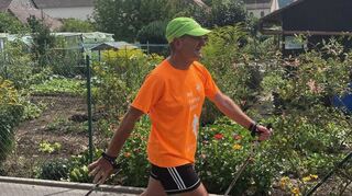 Thomas Götzelmann zeigt, wie Nordic Walking richtig geht.
