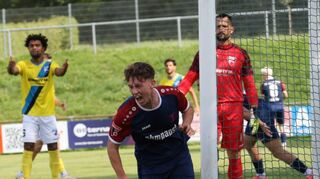 Luke Knapp jubelt über den wichtigen Treffer zum 1:1-Ausgleich, der unmittelbar nach der Gästeführung noch vor der Halbzeitpause fiel. Die beiden weiteren Hollenbacher Tore erzielte Hannes Scherer.