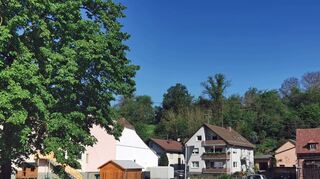 In der Ortsmitte von Kembach, wo längst die Bauarbeiten für ein Mehrfamilienhaus im vollen Gang sein sollten, passiert – nichts.