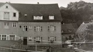 Ende der 1920er Jahre befand sich in dem Gebäude eine Bonbonfabrik, später auch ein Fuhrunternehmen. 2017 wurde das Haus abgerissen.