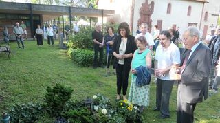 Zum Gedenken an die Sinti- und Roma-Familie Eckstein und die weiteren Opfer dieser Minderheit, die von den Nationalsozialisten getötet wurden, legten die Freudenberger Blumen an der Gedenkstätte für die Ecksteins nieder. Tief davon bewegt zeigten sich auch die Nachfahren der Familie.
