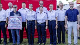 Die Geehrten und die Ehrengäste beim 45. Zeltlager der Jugendfeuerwehren auf dem Standortübungsplatz der Bundeswehr in Wolferstetten