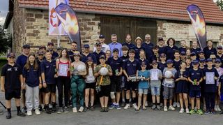 Die erfolgreichen Jugendlichen und ihre Betreuer aus Auerbach, Walldürn und Buchen gemeinsam mit Landrat Dr. Achim Brötel, dem Vorsitzenden des Kreisfeuerwehrverbandes, Michael Genzwürker und Kreisjugendfeuerwehrwartin Pamela Hollerbach.
