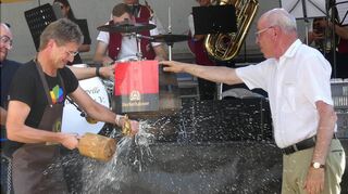 Mit einem fulminanten Schlag stach Bürgermeister Frank Menikheim das erste Bierfass an.