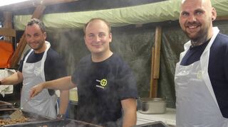 Die Grillmeister am Ungarn-Stand hatten alle Hände voll zu tun, um für Nachschub zu sorgen.