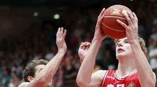 Das Würzburger Basketball-Talent Hannes Steinbach, Sohn des früheren Bundesliga-Centers Burkhard Steinbach, wurde in Finnland Europameister mit der deutschen U18-Nationalmannschaft.