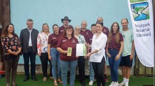 Der Freizeit- und Ferienreiterhof Englert in Dornberg ist „Naturpark-Partner“. Die Plakette wurde bei der Veranstaltung „Brunch auf dem Bauernhof“ übergeben.