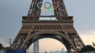 Paris 2024, Olympia, Leichtathletik, 20 km Gehen, Männer im Jardins du Trocadero, Blick auf die olympischen Ringe am Eiffelturm.