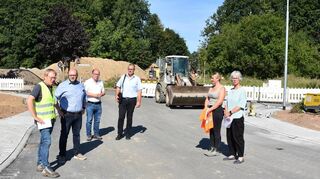 Bernd Gehrig (von links), Bürgermeister Meikel Dörr, Markus Schindler, Gianna Sannicola und Heike Schubert beim Baustellenrundgang in der Gregor-Mendel-Straße.
