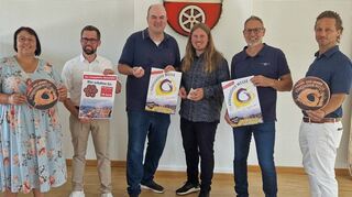 Bei der Präsentation des Messetalers 2024 (von links) Alexandra Hagel (Stadtverwaltung Lauda-Königshofen, Tourismus), Sebastian Schmitt (Möbel Schmitt), Michael Wünsch (Leiter FN-Marketing), Marktmeister Jan Raddatz, Andreas Buchmann (Stadtverwaltung Lauda-Königshofen) und Thomas Landwehr (Sparkasse Tauberfranken).