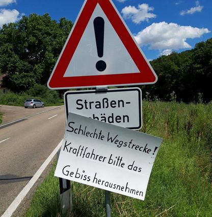 Unbekannte haben ihrem Unmut über den schlechten Zustand der L 1003 zwischen Weikersheim und Queckbronn erneut Luft gemacht.