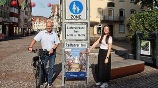 Christian Völkel und Laura Ernst machen auf die neue Radkampagne in der Innenstadt aufmerksam.