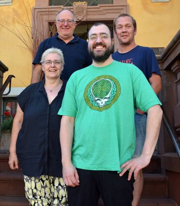 Die vier Freunde Johannes Volk (hinten rechts), Jens Jaegle (hinten links), dessen Frau Karin und Simon Schäfer (grünes T-Shirt) wollen mit ihrer Ape einen Ort zum Verweilen anbieten.
