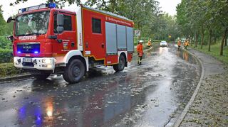 In Unterbalbach waren mehrere Straßen kurzzeitig überflutet und auch in Igersheim hieß es landunter an der Zufahrt zum Wohngebiet „Kirchberg“ (Bild).