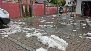 Hagelkörner so groß wie Schokoladeneier krachten zu Boden. An einigen Stellen in Unterbalbach sah es nachher so aus, als wären hier Schneereste im Hochsommer liegengeblieben. Die Feuerwehr hatte einiges zu tun.