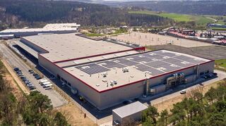 Solarmodule auf dem Dach des Logistik- und Produktionszentrums von Warema in Bettingen.