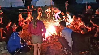Beim Zeltlager des TSV Kreuzwertheim genossen die Teilnehmenden das Stockbrotbacken am Lagerfeuer.