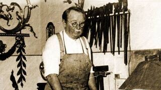 Josef Neuser in seiner Kunstschmiede in der Pozzistraße 3 in Mannheim.