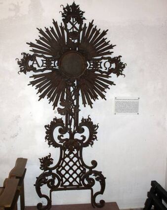 Grabkreuz des 1894 verstorbenen Vaters in der Wolfgangskapelle in Distelhausen.